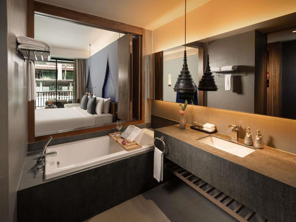Deluxe Room with Pool Access Bathroom